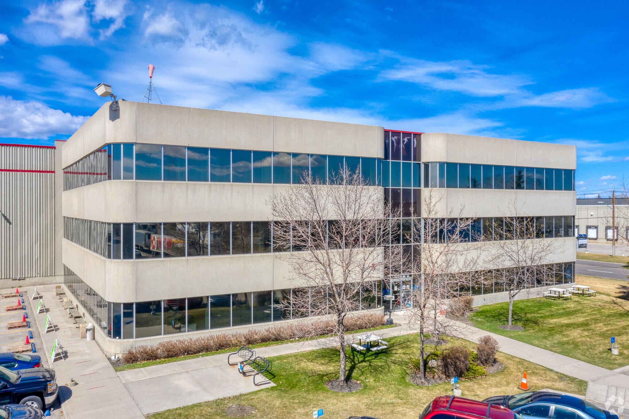 4639 72nd Ave SE, Calgary, AB à louer Photo principale– Image 1 sur 4