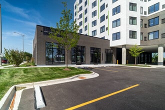 25 E Algonquin Rd, Arlington Heights, IL à louer Photo intérieure– Image 2 sur 18
