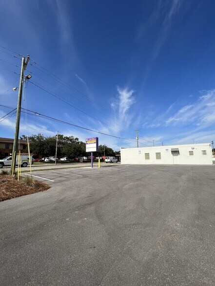 2070 N Palafox St, Pensacola, FL à louer - Photo de l’immeuble – Image 2 sur 11