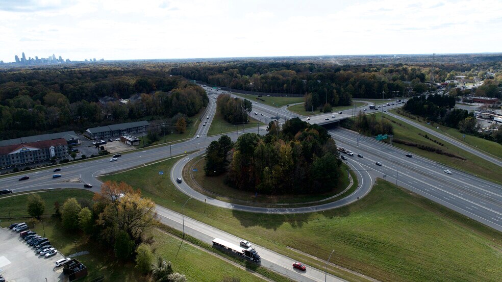 4400 Sunset Rd, Charlotte, NC à louer - Photo de l’immeuble – Image 3 sur 11