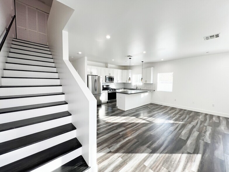 6732 Irvine Ave, North Hollywood, CA à vendre - Photo de l’immeuble – Image 3 sur 45