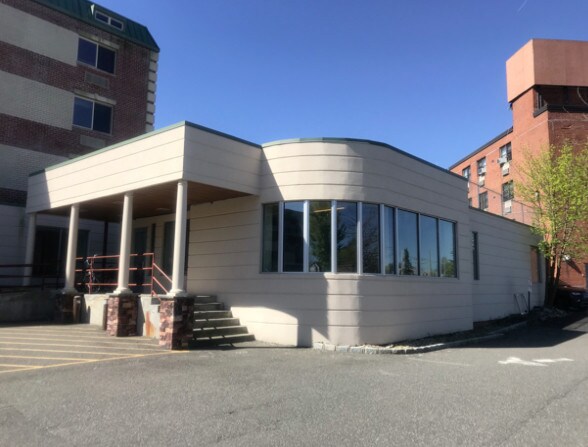 820 Front St, Hempstead, NY à louer - Photo de l’immeuble – Image 2 sur 4