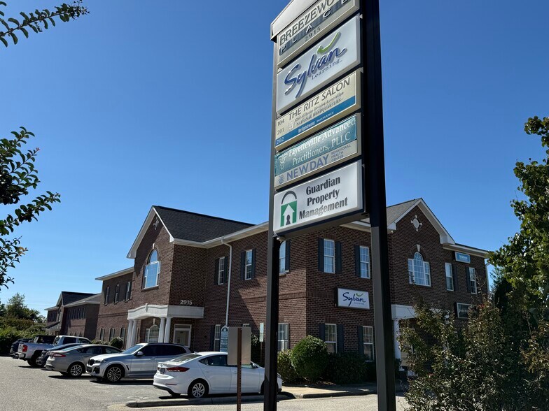 2915 Raeford Rd, Fayetteville, NC à louer - Photo de l’immeuble – Image 2 sur 54