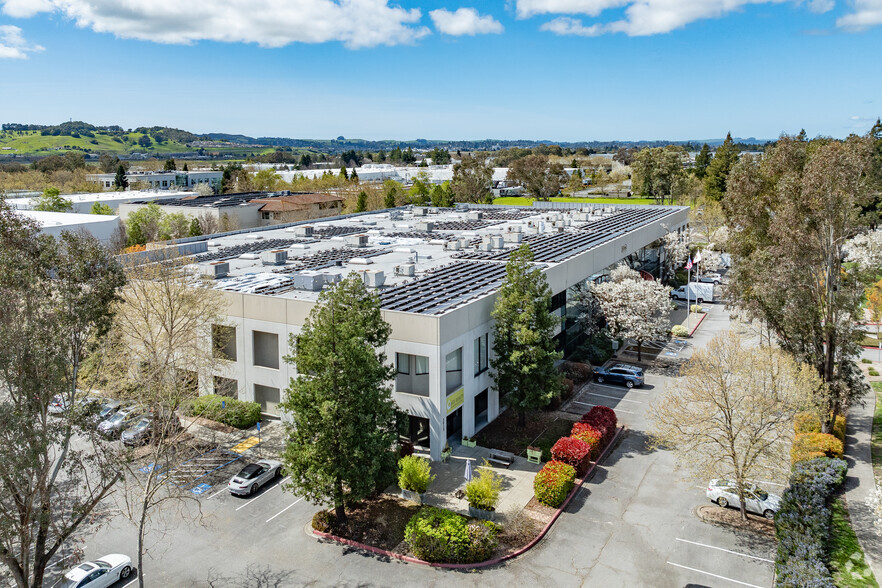 3925 Cypress Dr, Petaluma, CA à louer - Photo de l’immeuble – Image 3 sur 7