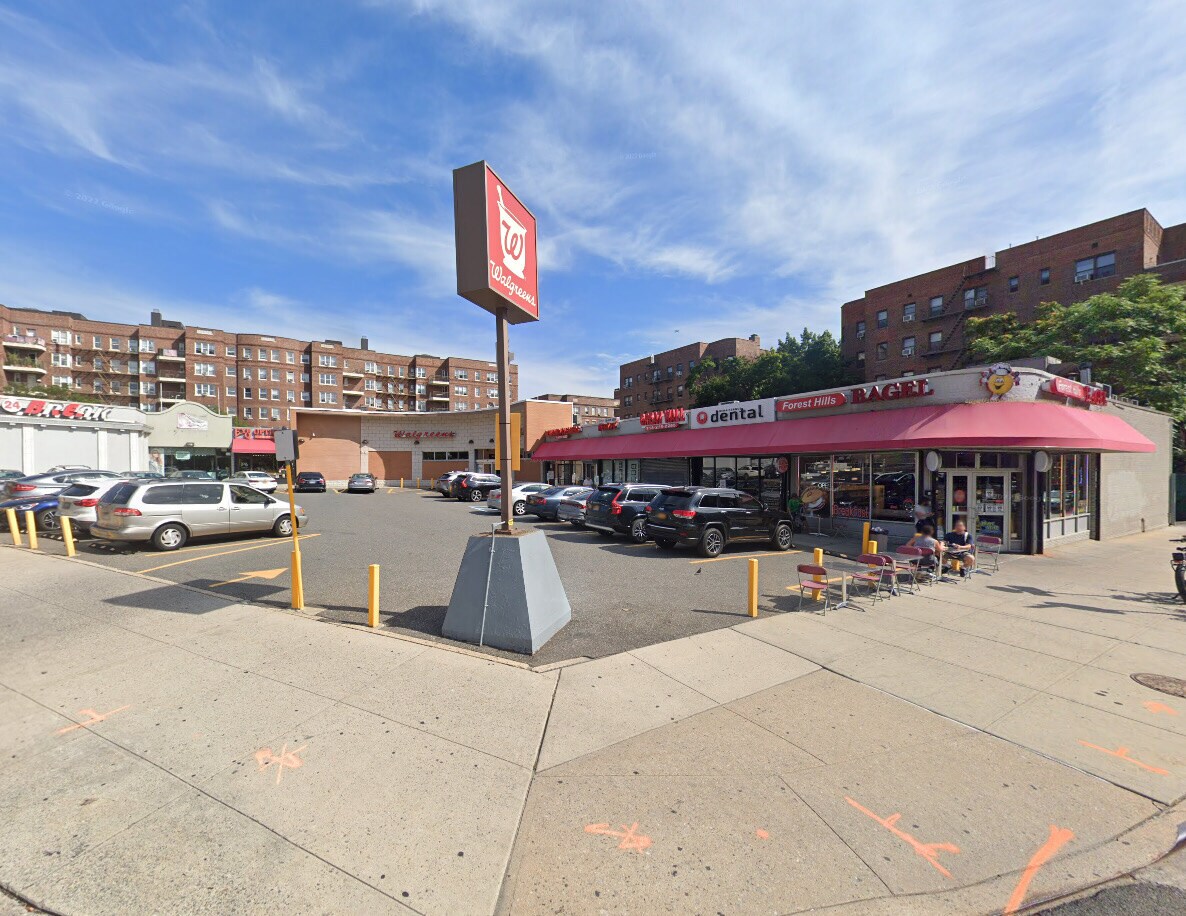 10417 Queens Blvd, Forest Hills, NY à louer Photo de l’immeuble– Image 1 sur 3