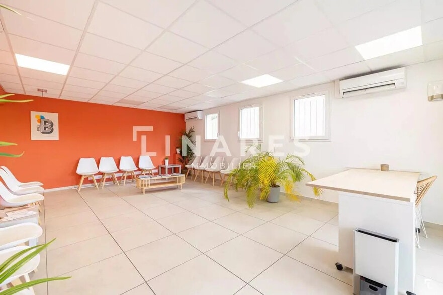 Bureau dans Marignane à louer - Photo de l’immeuble – Image 3 sur 15