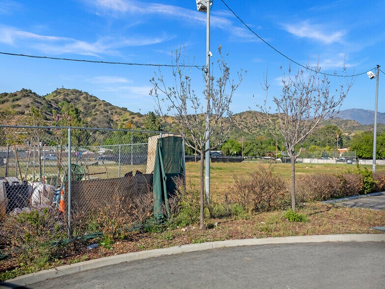 9040 Sunland Blvd, Sun Valley, CA à vendre - Photo de l’immeuble – Image 3 sur 6
