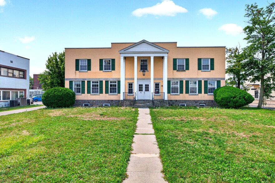 155 W Merrick Rd, Freeport, NY à louer - Photo de l’immeuble – Image 1 sur 22