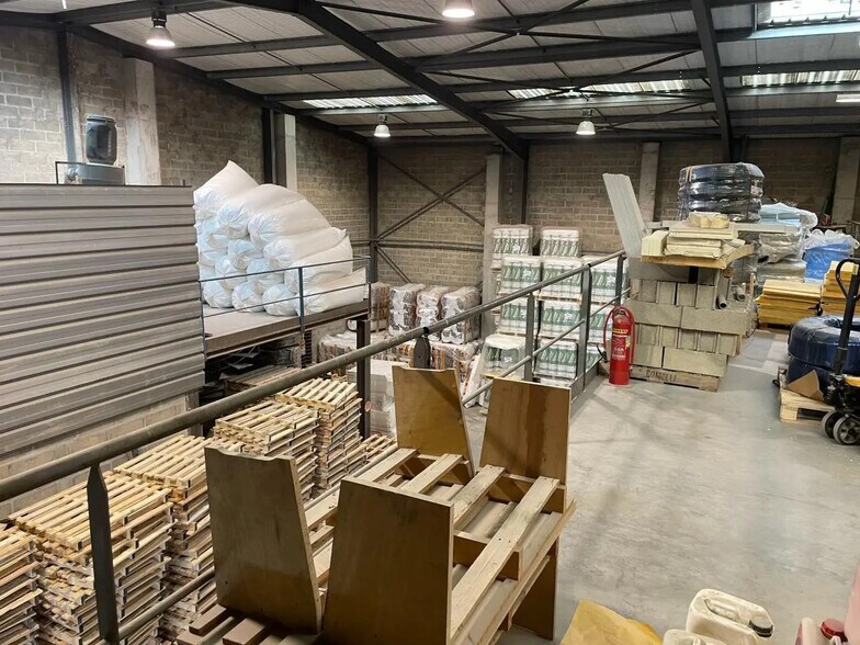 Local d'activités dans Carrières-sur-Seine à vendre - Photo intérieure – Image 1 sur 17