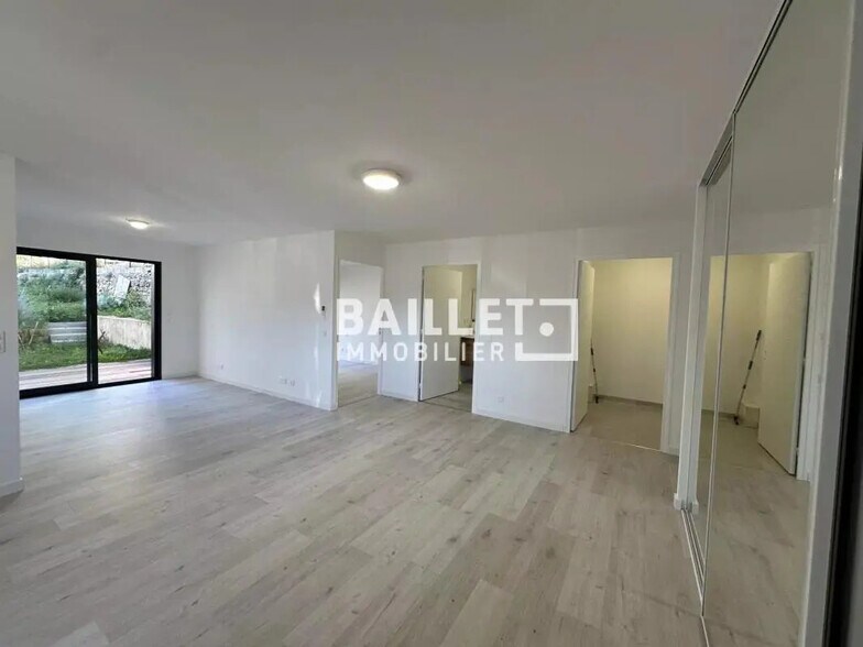 Bureau dans Mougins à louer - Photo de l’immeuble – Image 3 sur 14
