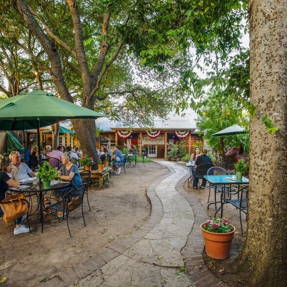 314 Wimberley Sq, Wimberley, TX à vendre - Photo de l’immeuble – Image 2 sur 5