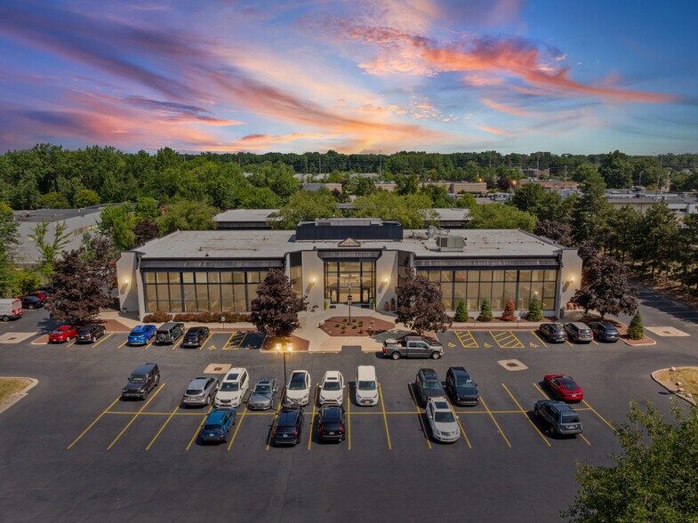 24610 Detroit Rd, Westlake, OH à vendre - Photo de l’immeuble – Image 1 sur 31