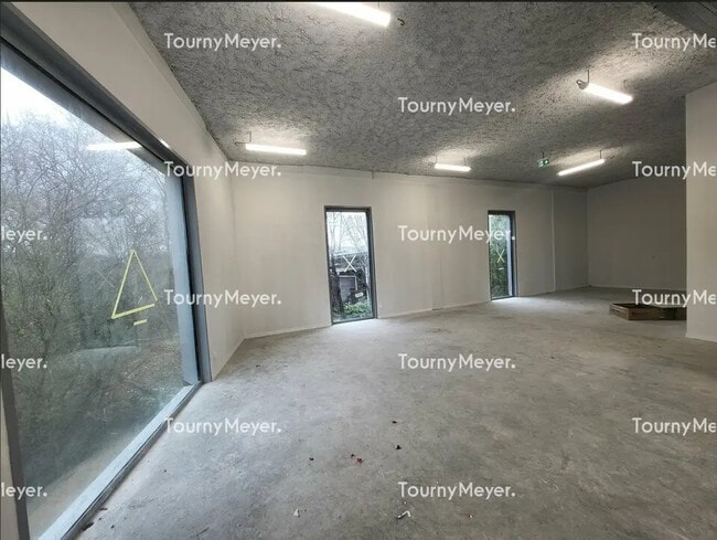 Plus de détails pour Local d'activités à louer