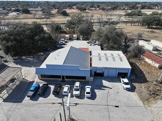 Plus de détails pour 627 2nd St, Pleasanton, TX - Industriel/Logistique à vendre