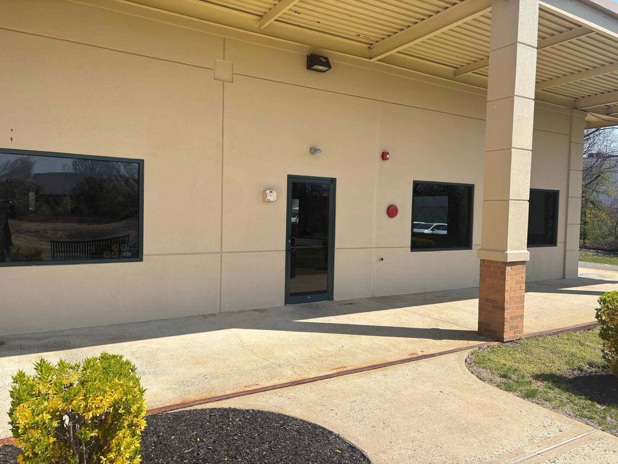 12 Stults Rd, Dayton, NJ à louer Photo principale– Image 1 sur 4