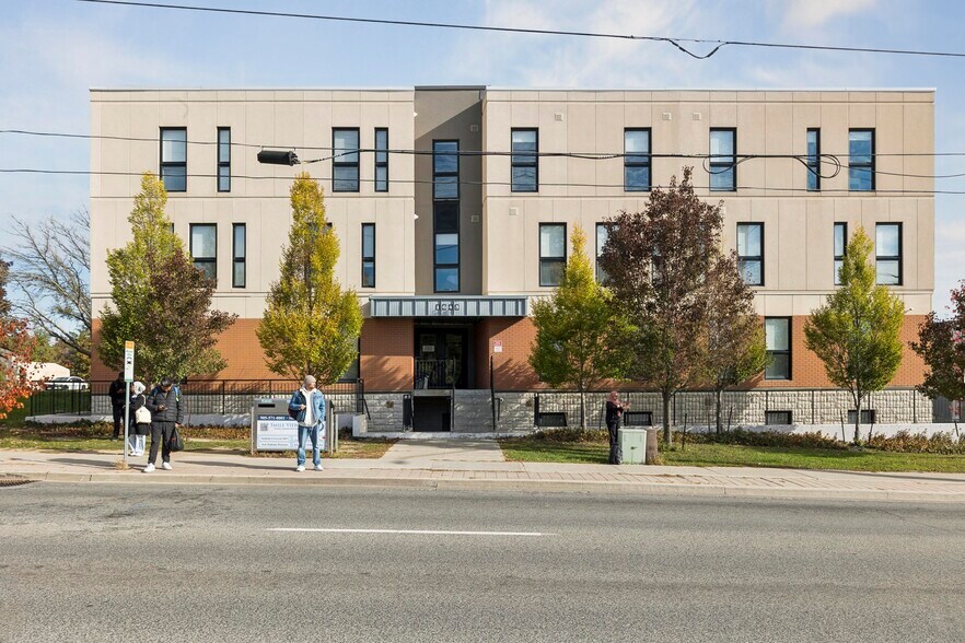 1645 Simcoe St N, Oshawa, ON à vendre - Photo de l’immeuble – Image 3 sur 9
