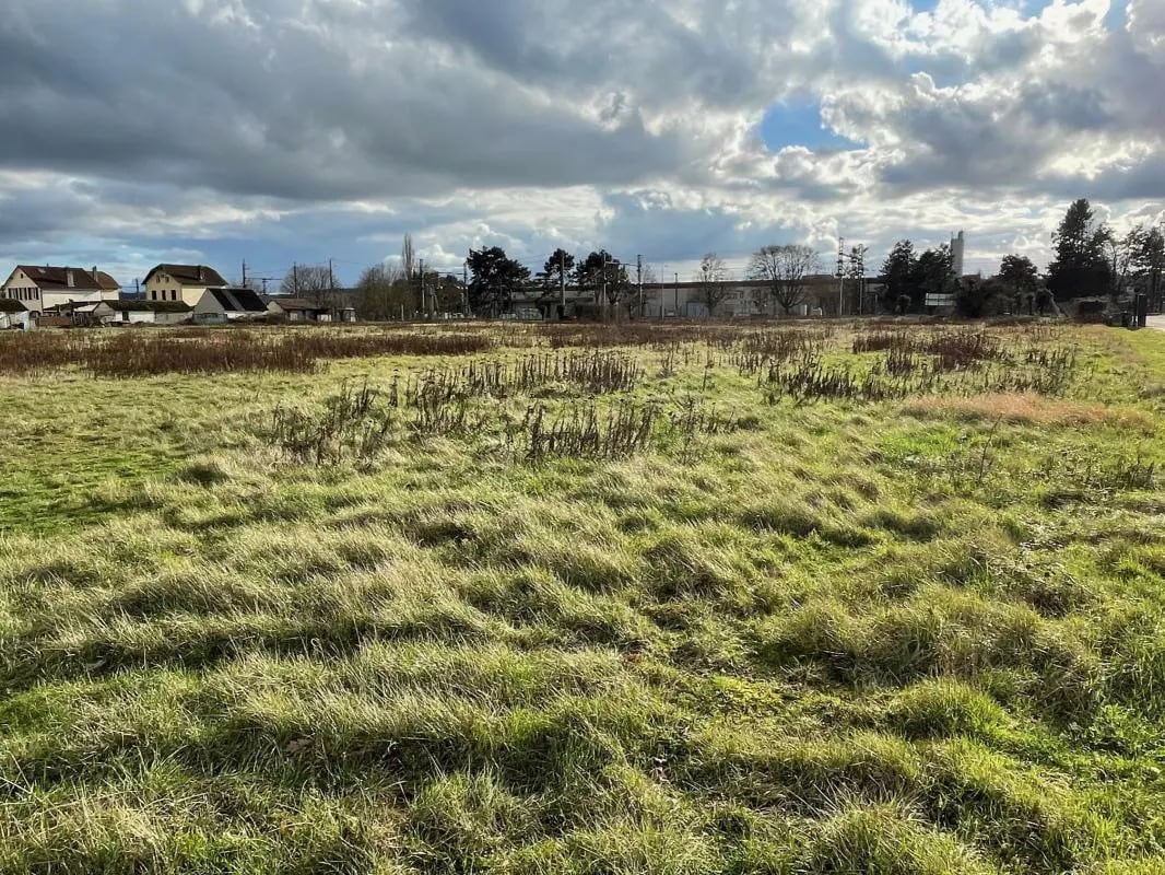 Terrain dans à vendre Photo de l’immeuble– Image 1 sur 3
