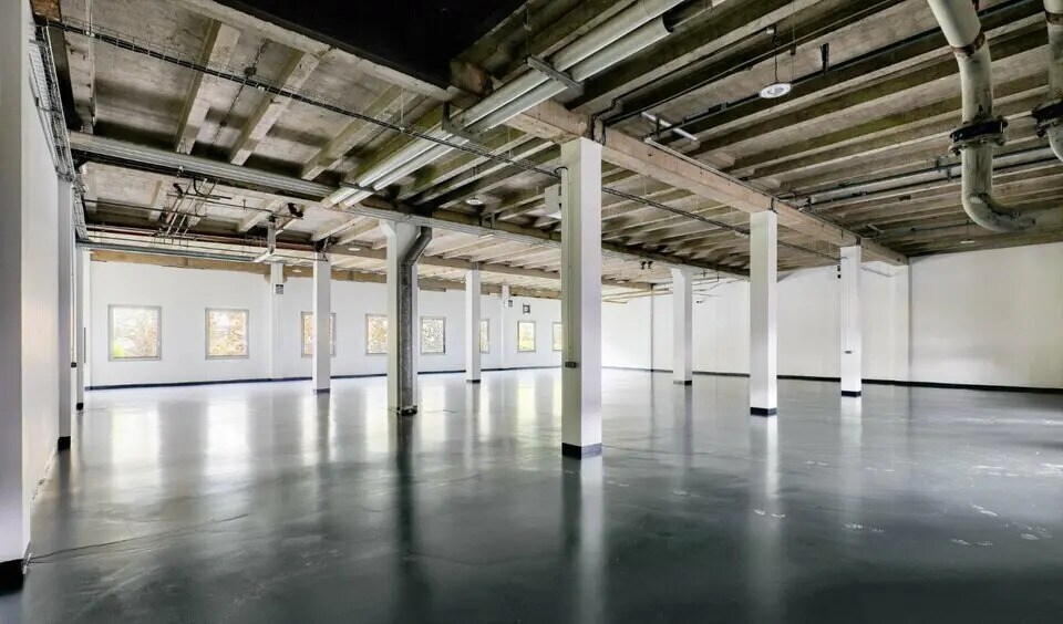 Local d’activités dans Lisses à louer - Photo de l’immeuble – Image 2 sur 8