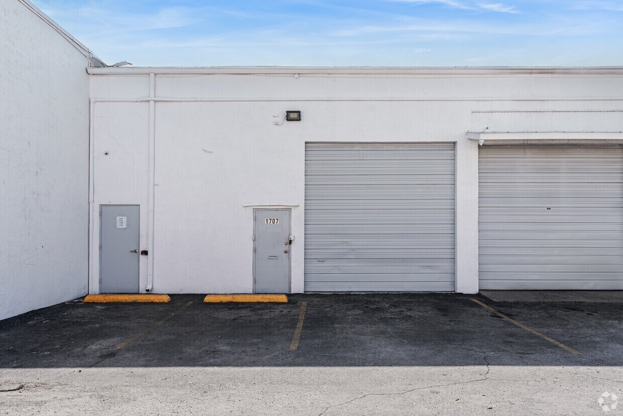 1703-1747 NW 38th Ave, Lauderhill, FL à louer Photo intérieure– Image 1 sur 3