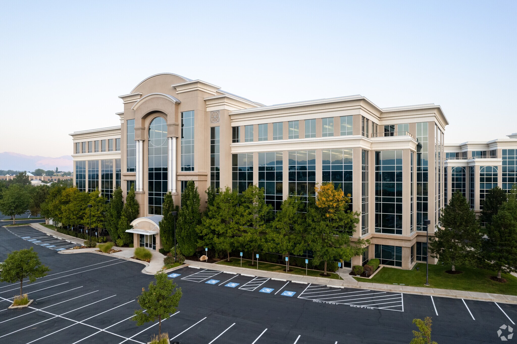 10855 S River Front Pky, South Jordan, UT à louer Photo principale– Image 1 sur 5