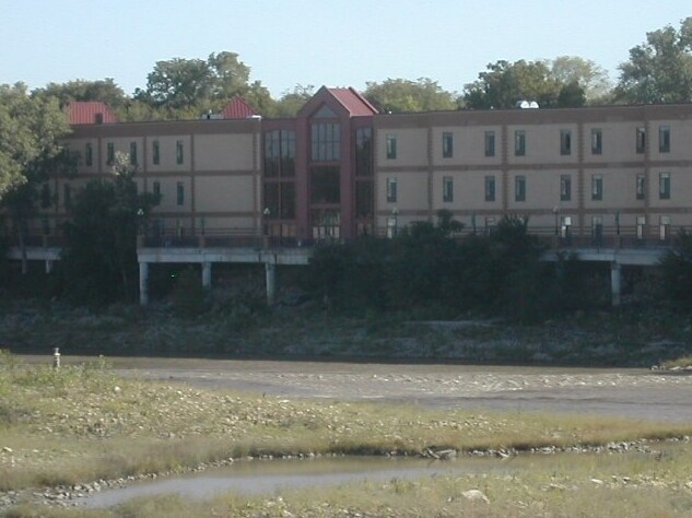 1 Riverfront Plz, Lawrence, KS à louer - Photo de l’immeuble – Image 1 sur 2