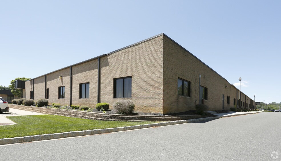 55 Schanck Rd, Freehold, NJ à louer - Photo de l’immeuble – Image 3 sur 3