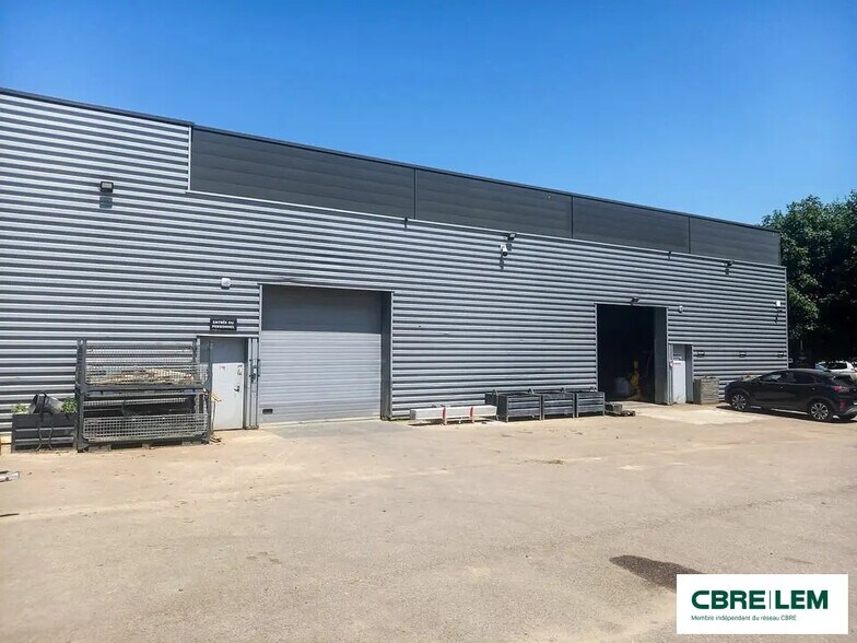 Local d’activités dans Ifs à louer - Photo de l’immeuble – Image 3 sur 5