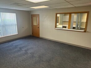 35050-35054 23 Mile Rd, New Baltimore, MI à louer Photo intérieure– Image 2 sur 10