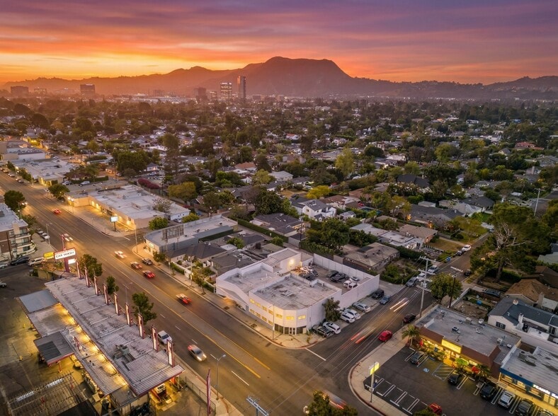 10520 Magnolia Blvd, North Hollywood, CA à vendre - Aérien – Image 2 sur 41