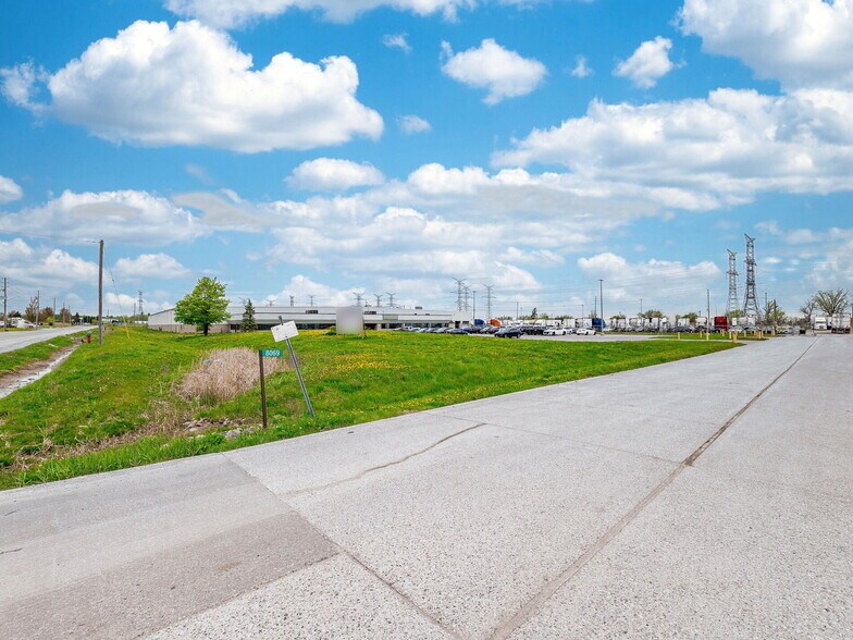 8069 Lawson Rd, Milton, ON à louer - Photo de l’immeuble – Image 3 sur 13