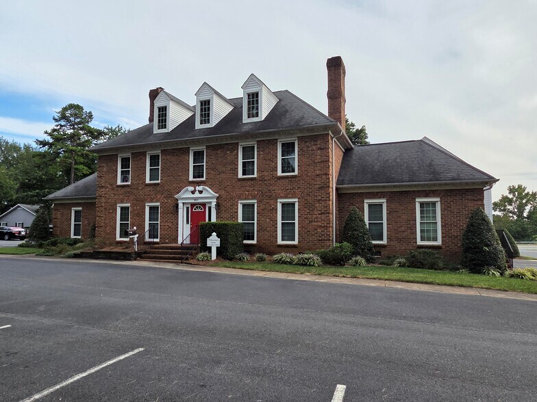 5511 Monroe Rd, Charlotte, NC à vendre - Photo de l’immeuble – Image 1 sur 15