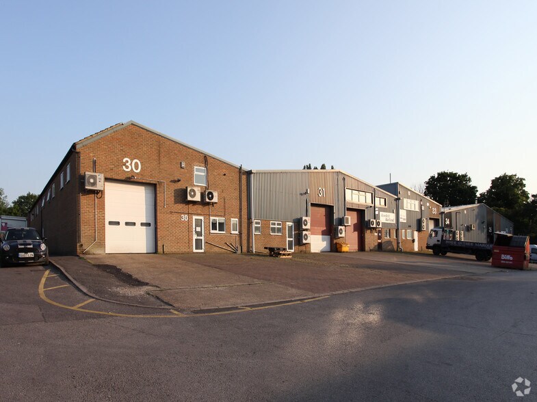 Church Rd, Leatherhead à louer - Photo principale – Image 1 sur 17