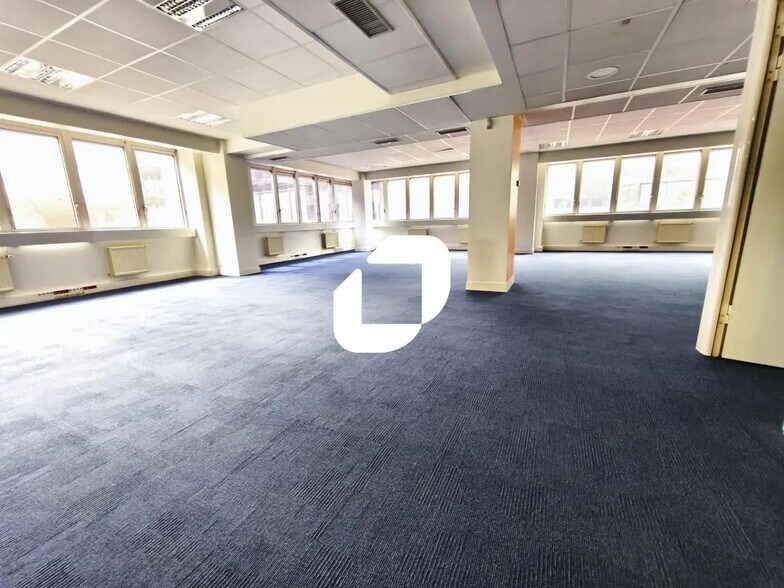 Bureau dans Fontenay-sous-Bois à louer - Photo de l’immeuble – Image 1 sur 10