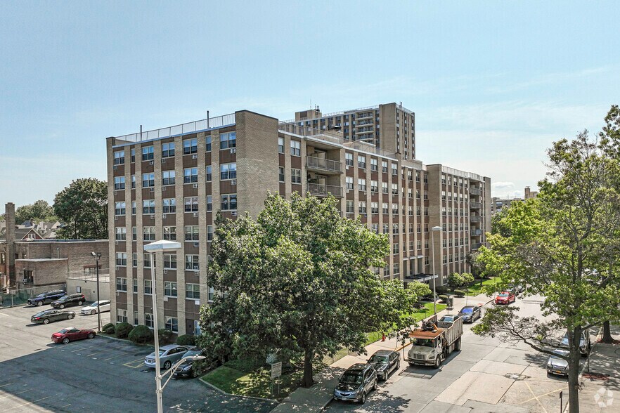 Westchester Plaza portefeuille de 7 biens à vendre sur LoopNet.fr - Photo de l’immeuble – Image 3 sur 8