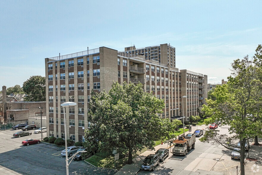 Westchester Plaza portefeuille de 7 biens à vendre sur LoopNet.fr - Photo principale – Image 1 sur 7