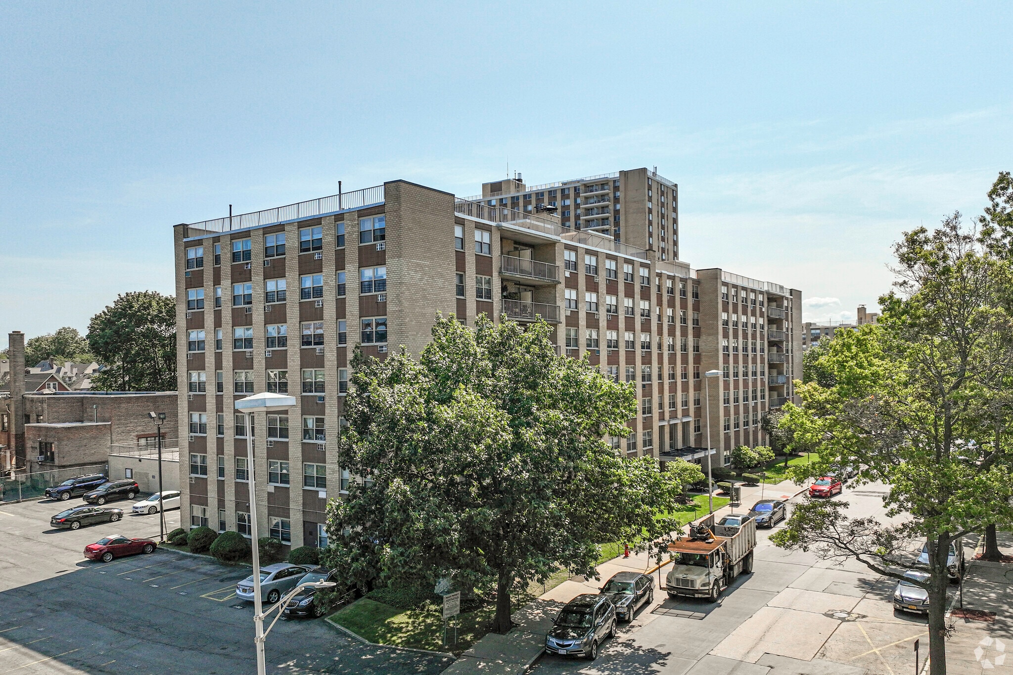 Westchester Plaza portefeuille de 7 biens à vendre sur LoopNet.fr Photo principale– Image 1 sur 8