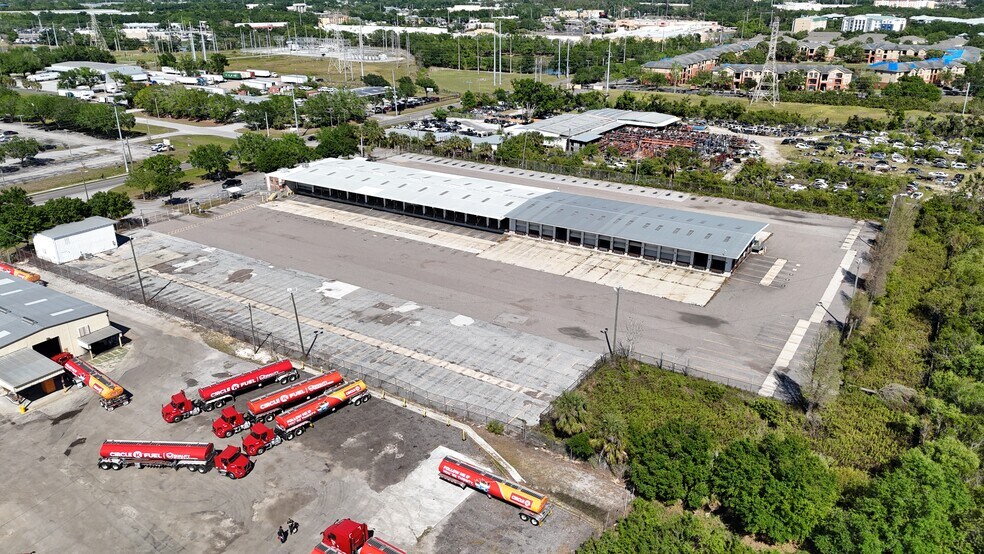 9801 Palm River Rd, Tampa, FL à louer - Photo de l’immeuble – Image 2 sur 9