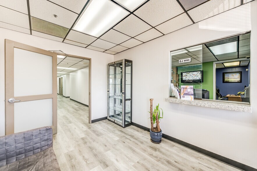 12087 Lopez Canyon Rd, Sylmar, CA à louer - Photo de l’immeuble – Image 2 sur 4