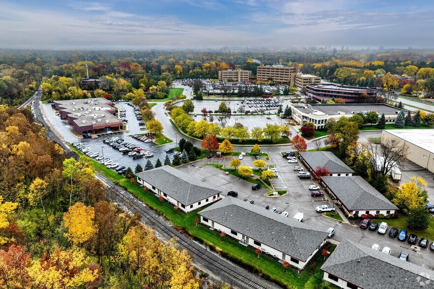 4256 Dahlberg Dr, Minneapolis, MN à vendre - Photo de l’immeuble – Image 2 sur 8
