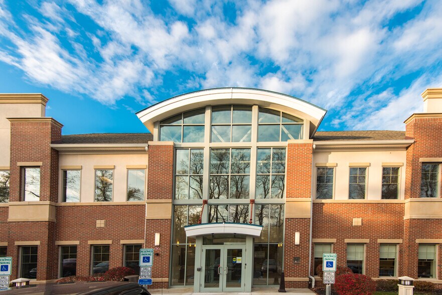 629 Cranbury Rd, East Brunswick, NJ à louer - Photo de l’immeuble – Image 3 sur 8