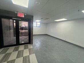 4112 77th St, Elmhurst, NY à louer Photo intérieure– Image 2 sur 11