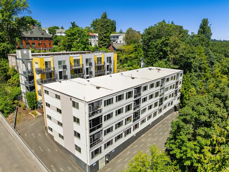 University District 47-Unit Portfolio portefeuille de 2 biens à vendre sur LoopNet.fr - Photo principale – Image 1 sur 7