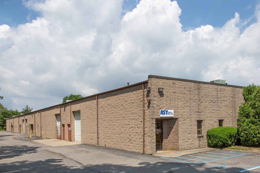 2130 Pond Rd, Ronkonkoma, NY à louer - Photo de l’immeuble – Image 1 sur 8