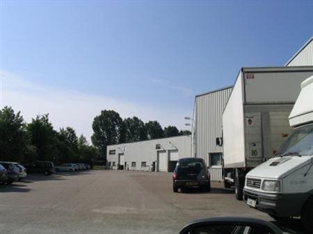 Local d’activités dans Ecquevilly à louer - Photo de l’immeuble – Image 2 sur 7