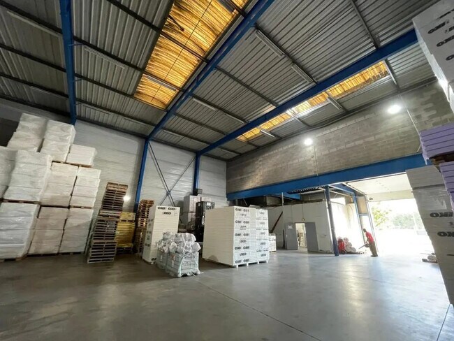 Plus de détails pour Bureau, Industriel/Logistique à louer