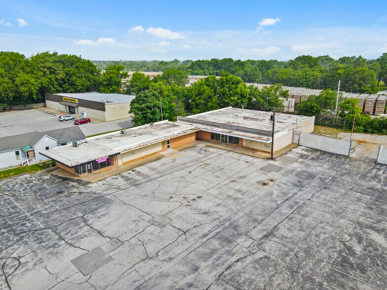 1075-1095 E Commercial St, Springfield, MO à vendre - Photo de l’immeuble – Image 3 sur 32