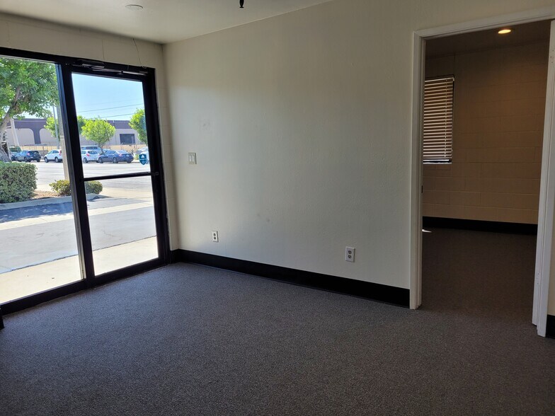 1004 W Brooks St, Ontario, CA à louer - Photo de l’immeuble – Image 2 sur 16