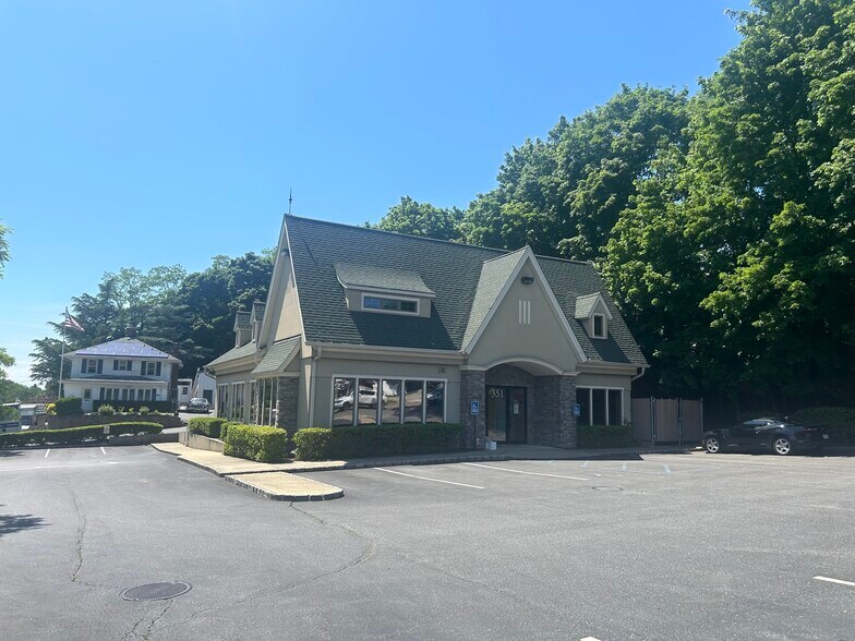 351 Fort Salonga Rd, Northport, NY à vendre - Photo principale – Image 1 sur 16