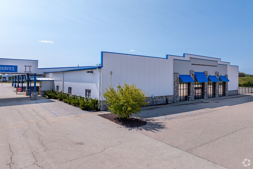 800 E Green Bay Ave, Saukville, WI à louer - Photo de l’immeuble – Image 2 sur 5