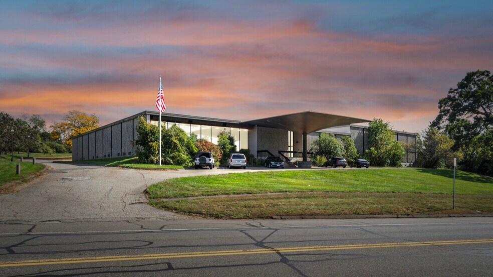 120 Whiting Farms Rd, Holyoke, MA à vendre - Photo de l’immeuble – Image 1 sur 10